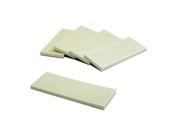 Vymezovací plastová podložka 30 x 80 x 4 mm